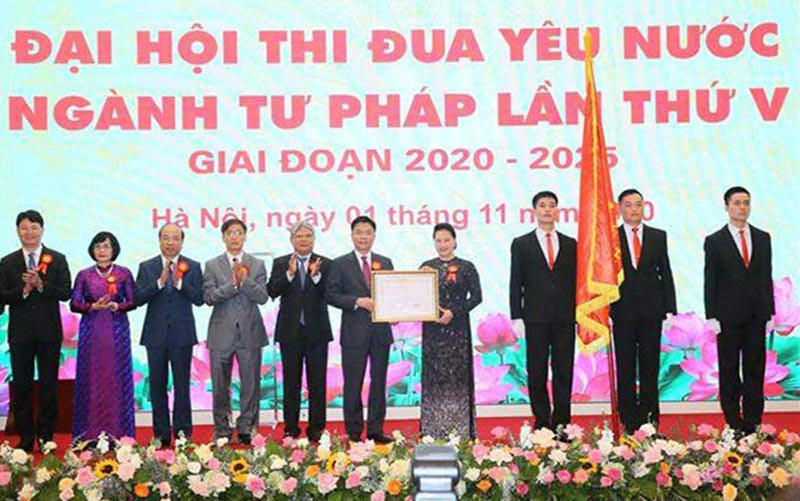 Chủ tịch Quốc hội và các đồng chí lãnh đạo Bộ Tư pháp tại Đại hội Thi đua yêu nước lần thứ V ngành Tư pháp.