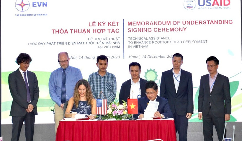 Bà Ann Marie Yastishock, Giám đốc USAID Việt Nam và ông Võ Quang Lâm, Phó tổng Giám đốc EVN ký biên bản ghi nhớ.