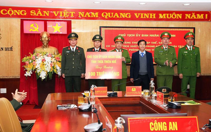 Tặng Bằng khen cho 4 tập thể và 5 cá nhân đạt thành tích xuất sắc và thưởng 100 triệu đồng cho Ban chuyên án.