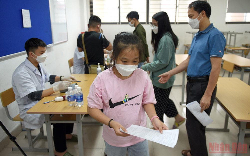 Làm thủ tục tiêm cho học sinh THCS. 