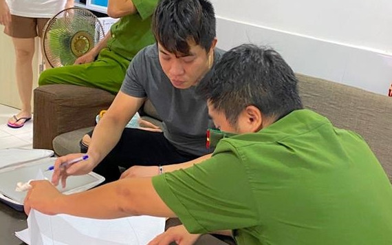 Lực lượng chức năng khám xét nơi ở của chủ mưu Trần Viết Nghĩa.