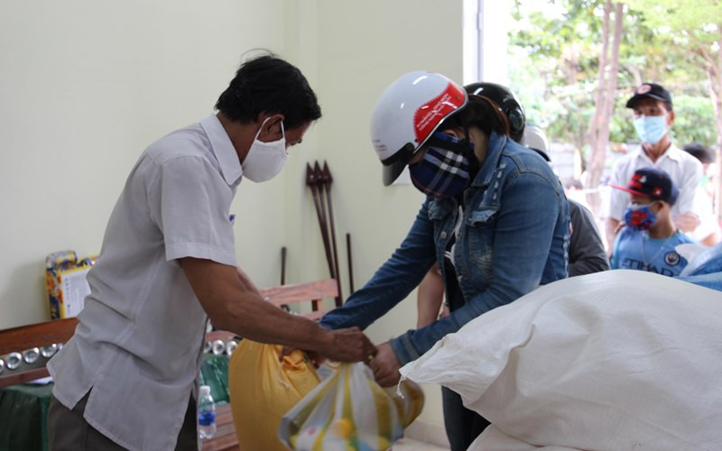 Người lao động khó khăn nhận hỗ trợ gạo, nhu yếu phẩm ở Đà Nẵng.
