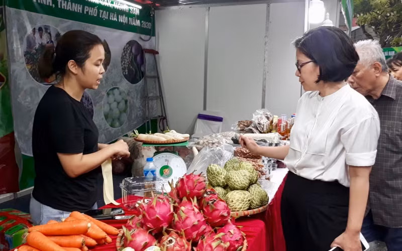 Người tiêu dùng tham quan, mua sắm tại Tuần hàng trái cây, nông sản các tỉnh, thành phố tại TTTM Mipec Long Biên.