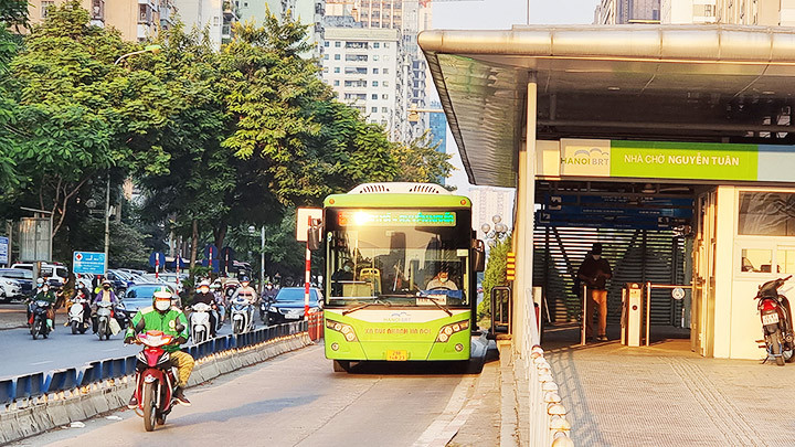 Hoạt động của xe bus nhanh chưa mang lại hiệu quả như mong đợi. Ảnh: PHẠM ĐẮC