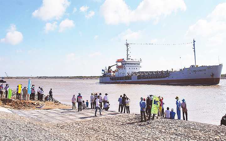 Luồng cho tàu biển trọng tải lớn vào sông Hậu được khai thác góp phần thúc đẩy thông thương bằng đường biển.
