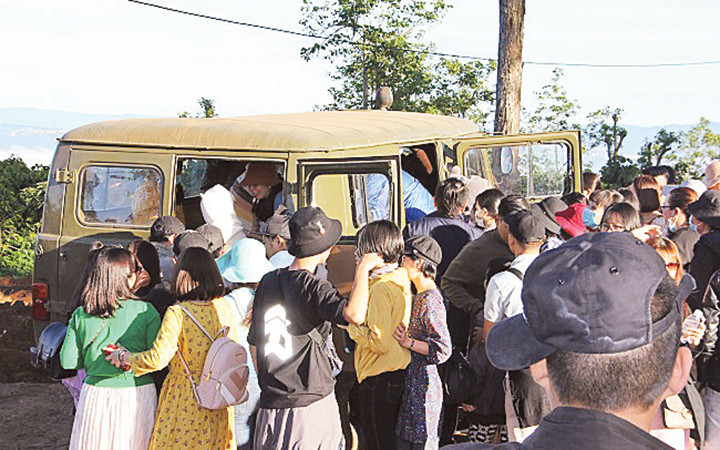 Du khách chen nhau lên chiếc xe hết niên hạn sử dụng tại một điểm du lịch chui ở Đà Lạt (Lâm Đồng). Ảnh | Khắc Lịch