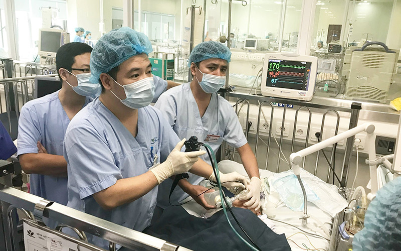 Bé trai hai tuổi nguy kịch tính mạng vì sặc hạt điều