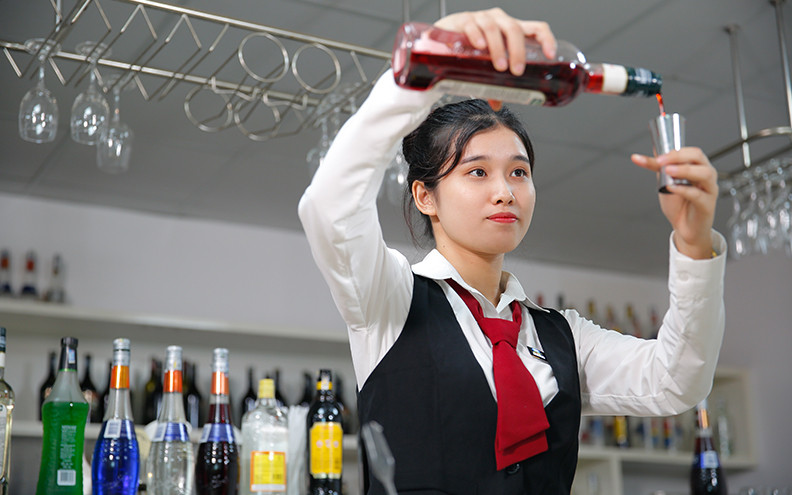 Nhiều cơ sở đào tạo ngày càng ý thức về thực học, thực nghiệp. Trong ảnh: Học viên thực hành học nghề tại Trường đại học Công nghệ TP Hồ Chí Minh. Ảnh: Hutech