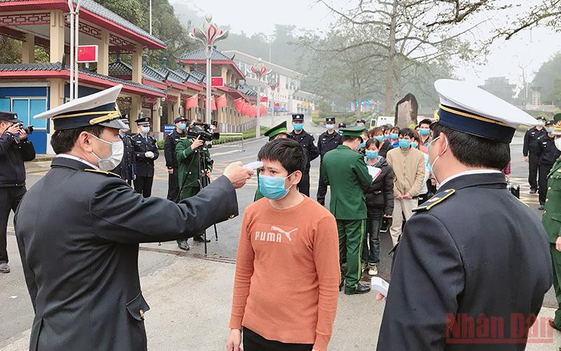 Trạm Kiểm dịch y tế tại cửa khẩu quốc tế Hữu Nghị, Cao Lộc (Lạng Sơn) kiểm tra thân nhiệt khách qua lại cửa khẩu. 