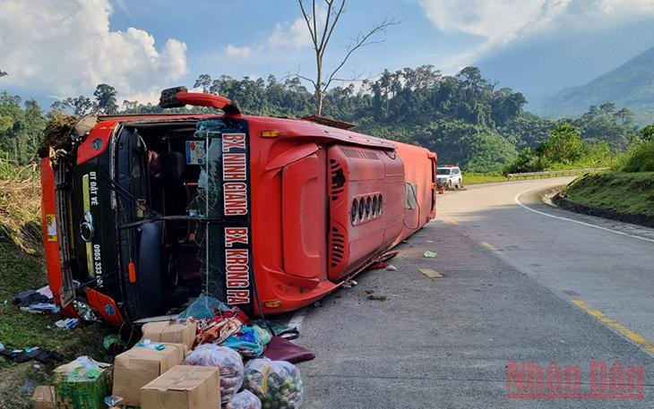 Hiện trường vụ tai nạn giao thông trên đường Hồ Chí Minh.