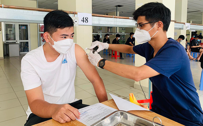Sinh viên Ký túc xá Đại học Quốc gia Thành phố Hồ Chí Minh được tiêm vaccine mũi 3 phòng Covid-19.