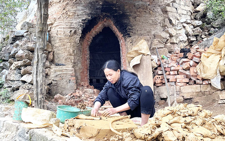 Chị Hoàng Thị Sáng, một người thợ xã Long Đống lọc đất làm ngói âm dương.