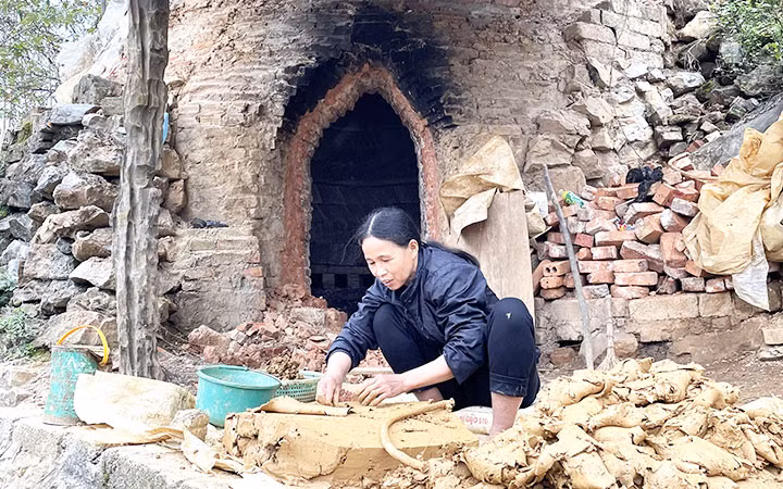 Chị Hoàng Thị Sáng, một người thợ xã Long Đống lọc đất làm ngói âm dương.