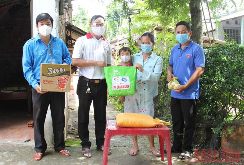 Chị Nguyễn Thị Bích Thu, ở xã Bình Hòa Phước, huyện Long Hồ (tỉnh Vĩnh Long) nhận quà hỗ trợ “Túi an sinh xã hội” của các nhà hảo tâm. 