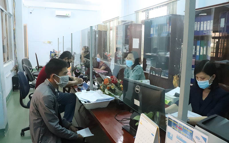 Người lao động liên hệ giải quyết chính sách hỗ trợ tại bộ phận một cửa BHXH tỉnh Phú Yên. Ảnh: TRUNG TÂM 