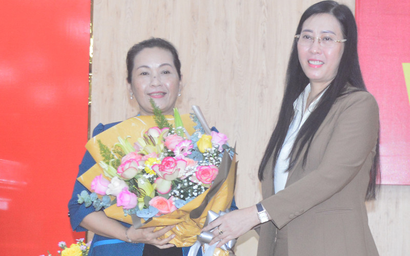Đồng chí Đinh Thị Hồng Minh (trái) được bầu giữ chức Phó Bí thư Tỉnh ủy Quảng Ngãi, nhiệm kỳ 2020-2025.