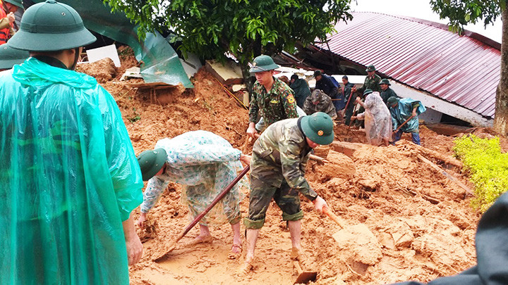 Lực lượng cứu hộ tìm các cán bộ, chiến sĩ Đoàn Kinh tế - Quốc phòng 337 tại hiện trường sạt lở. 
