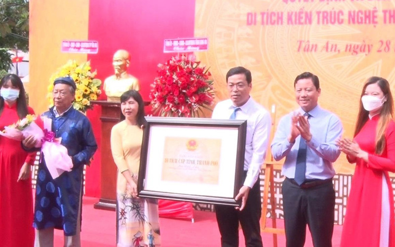 Lãnh đạo UBND tỉnh Long An trao Bằng xếp hạng đình Bình Lập là di tích kiến trúc nghệ thuật cấp tỉnh.