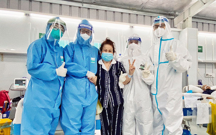 Người mắc Covid-19 được ra viện sau khi điều trị tại Trung tâm hồi sức tích cực thuộc Bệnh viện Hữu nghị Việt Đức tại TP Hồ Chí Minh. Ảnh: NGÔ HẢI SƠN