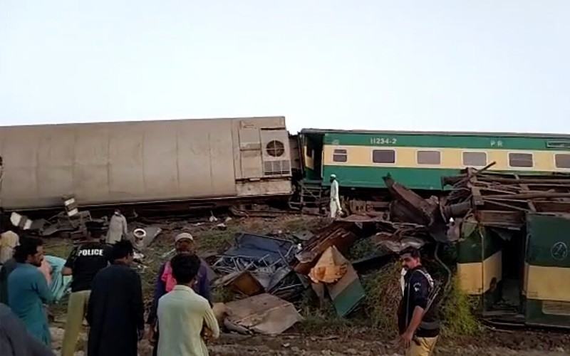 Hiện trường vụ va chạm tàu tại quận Ghotki sáng 7-6. (Ảnh: AP)