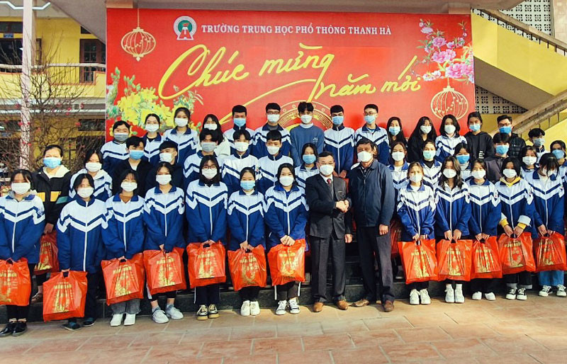 Công ty nước sạch Thanh Sơn tặng quà học sinh nghèo ở huyện Thanh Hà (Hải Dương).