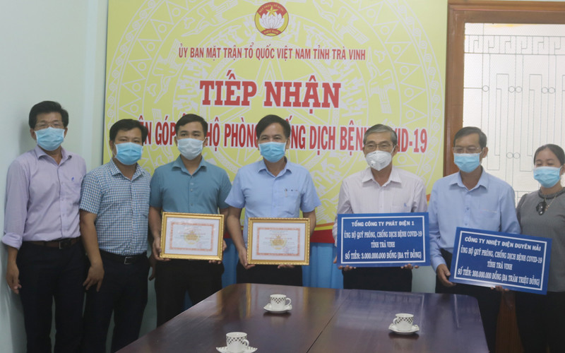 Ủy ban Mặt trận Tổ quốc Việt Nam tỉnh Trà Vinh tiếp nhận đóng góp cho quỹ phòng chống Covid-19.