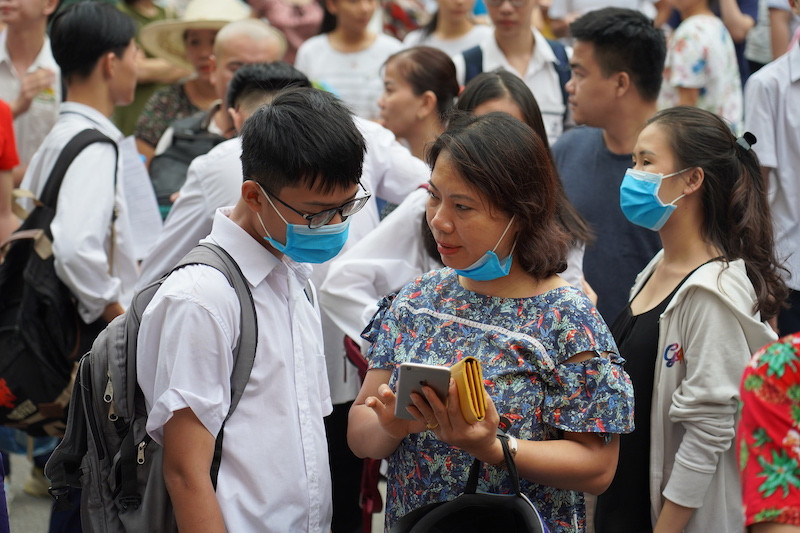 Phụ huynh dặn dò con trước khi vào phòng thi