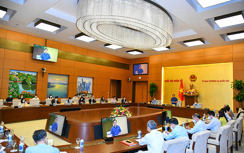 Chủ tịch Quốc hội Vương Đình Huệ mới đây chủ trì buổi làm việc về chính sách hỗ trợ nền kinh tế vượt qua khó khăn (Ảnh Duy Linh)