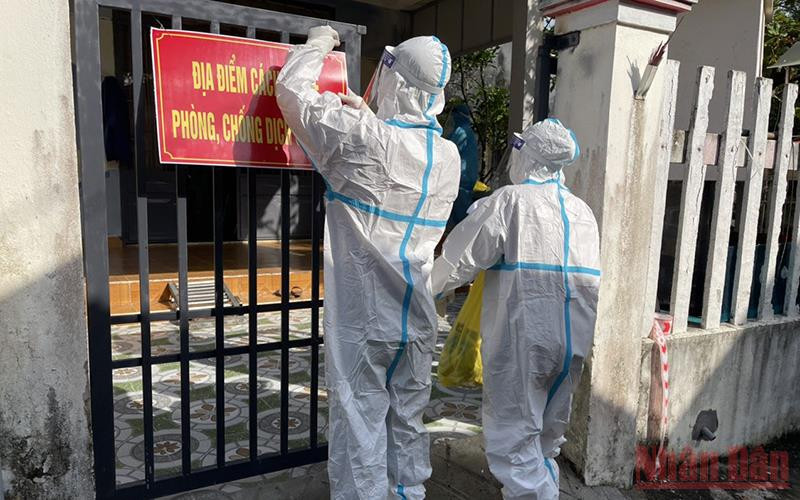Lực lượng y tế phường Hòa Hiệp Bắc triển khai công việc điều trị bệnh nhân F0 tại nhà.