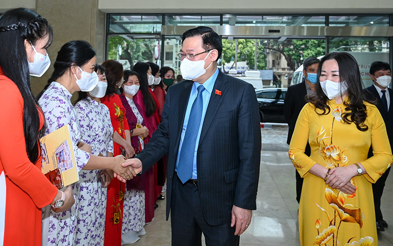 Chủ tịch Quốc hội Vương Đình Huệ với cán bộ, phóng viên báo Đại biểu nhân dân tại Hội nghị. 