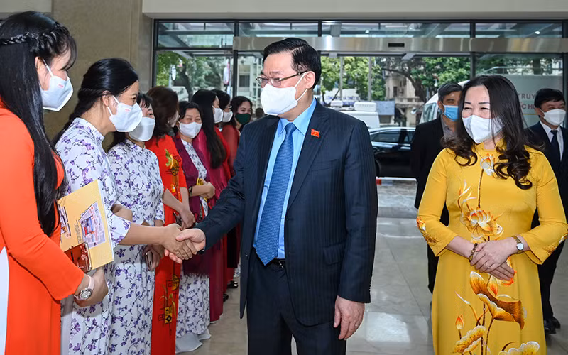 Chủ tịch Quốc hội Vương Đình Huệ với cán bộ, phóng viên báo Đại biểu nhân dân tại Hội nghị. 