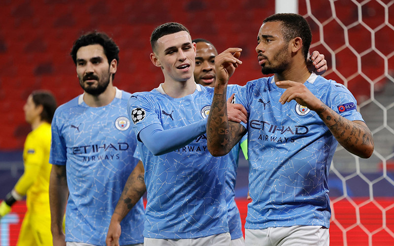 Jesus (phải) ghi bàn ấn định chiến thắng 2-0 cho Man City.