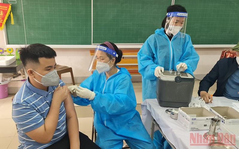 Tổ chức tiêm vaccine cho các học sinh từ 5 đến dưới 12 tuổi.