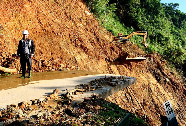 Thi công nối lại đoạn dài gần 30 m bị lũ cắt đứt trên đường Hồ Chí Minh nhánh tây, qua xã Hướng Lập (Hướng Hóa).