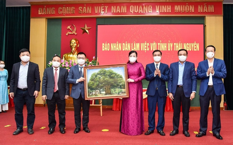 Đồng chí Lê Quốc Minh, Tổng Biên tập Báo Nhân Dân tặng tranh cây đa Hàng Trống cho các đồng chí lãnh đạo tỉnh Thái Nguyên.