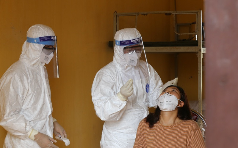 Cán bộ y tế tỉnh Phú Thọ lấy mẫu xét nghiệm SARS-CoV-2 cho người dân.