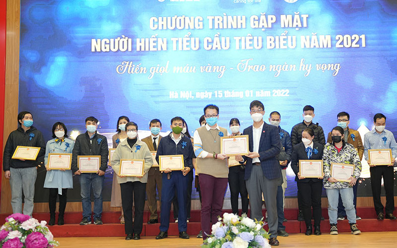 TS, BS Trần Ngọc Quế, Phó Giám đốc phụ trách Trung tâm máu Quốc gia tặng bằng khen cho những người hiến tiểu cầu tiêu biểu. 