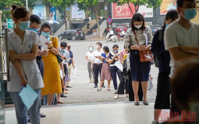 Người dân, doanh nghiệp xếp hàng xin dấu giấy đi đường của UBND phường