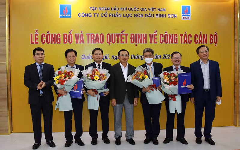 Tập đoàn trao quyết định giao quản lý vốn góp của Tập đoàn Dầu khí Việt Nam tại Công ty cổ phần Lọc hoá dầu Bình Sơn.