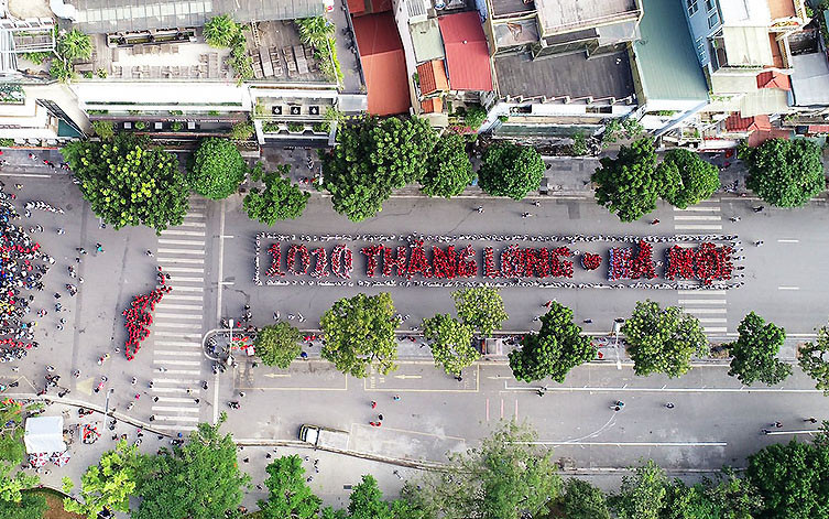 Dòng chữ "1010 Thăng Long - Hà Nội" dài hàng trăm mét xuất hiện vào sáng sớm.