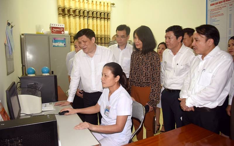 Bộ Trưởng Y tế Nguyễn Thanh Long kiểm tra việc triển khai phần mềm quản lý hồ sơ sức khỏe tại trạm y tế xã Nam Thái, huyện Nam Đàn, Nghệ An.