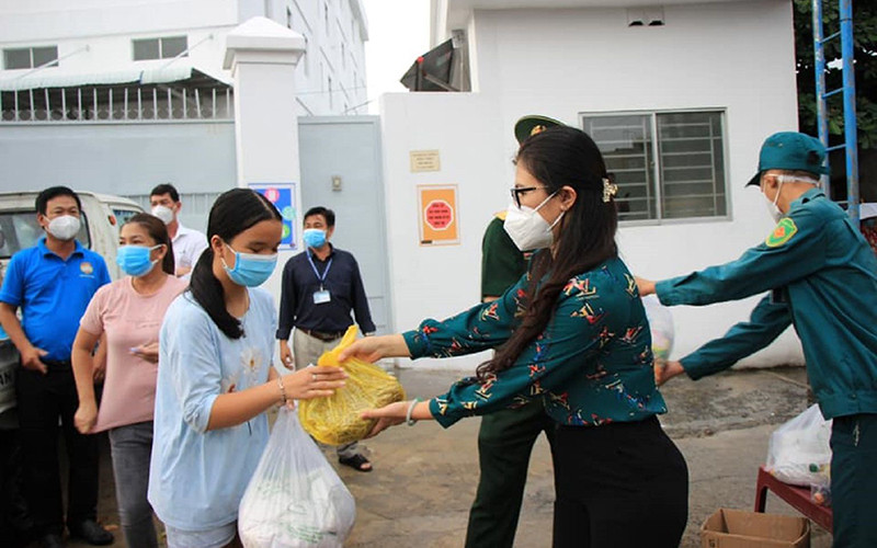 Trao hàng thiết yếu đến tận tay lao động, dân nghèo trong các khu trọ. Ảnh: VĂN ĐẠO