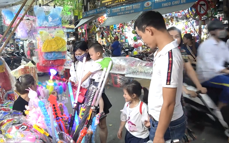 Khách đến với phố Hàng Mã chủ yếu để đi chơi, chụp ảnh.