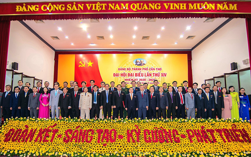 Ban Chấp hành Ðảng bộ TP Cần Thơ nhiệm kỳ 2020 - 2025 ra mắt đại hội.