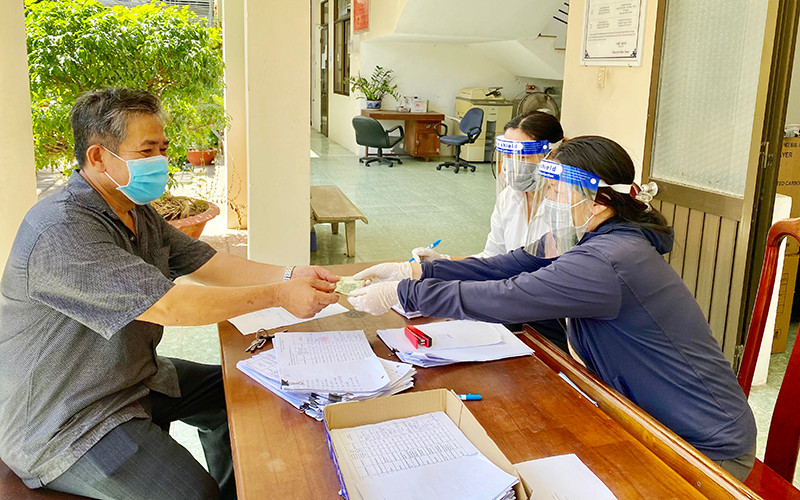 Người dân phường 2, TP Vũng Tàu (tỉnh Bà Rịa - Vũng Tàu) nhận tiền hỗ trợ theo Nghị quyết 68 của Chính phủ. Ảnh: LINH ÐAN