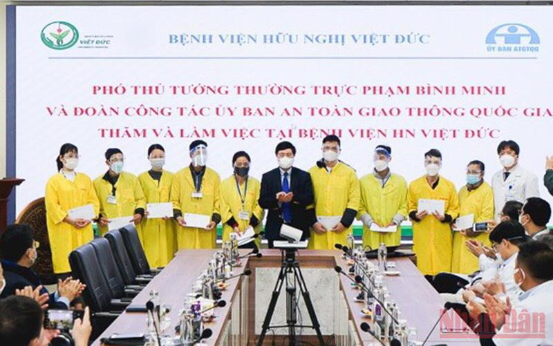 Phó Thủ tướng trao quà, hỗ trợ gia đình 10 nạn nhân tai nạn giao thông có hoàn cảnh khó khăn.