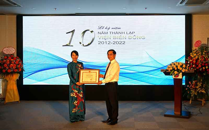 Đại diện Viện Biển Đông đón nhận Bằng khen của Bộ trưởng Ngoại giao.