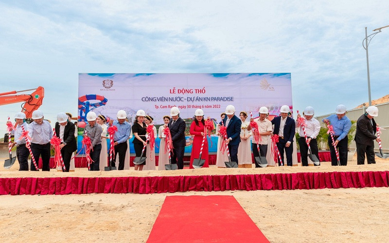 Đại diện chủ đầu tư cùng đối tác thực hiện nghi thức động thổ công viên nước tại Dự án KN Paradise.