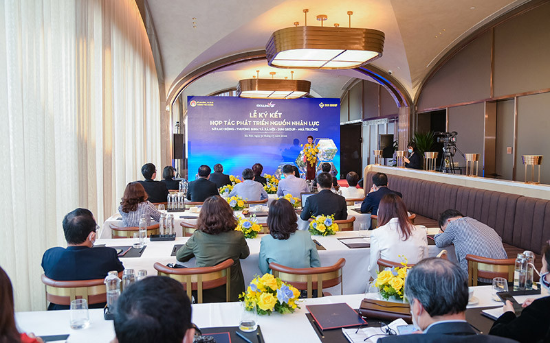 Toàn cảnh lễ ký kết.