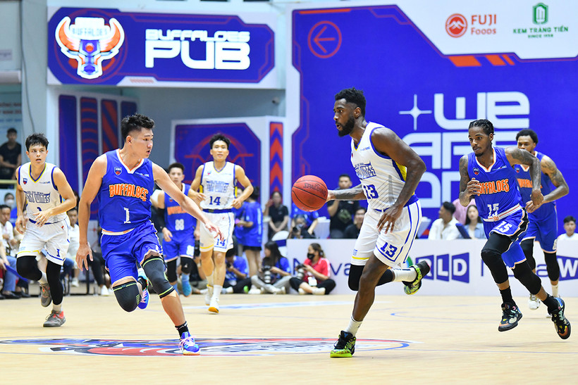 Hanoi Buffaloes và Ho Chi Minh City Wings cống hiến cho khán giả trận đấu mở màn mùa giải mới hấp dẫn, nghẹt thở đến giây phút cuối cùng.